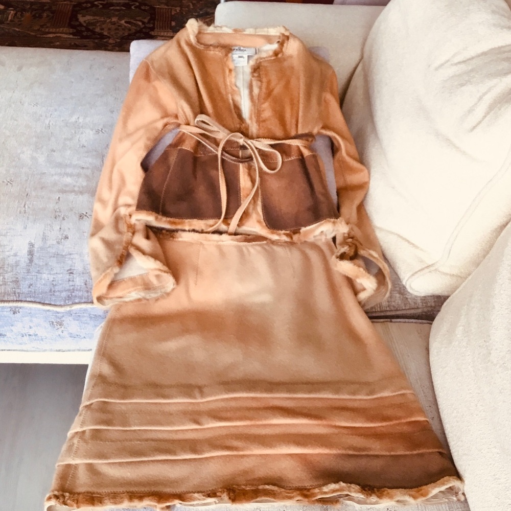 Fendi gorgeous fur trimmed suit w/skirt. Size 8